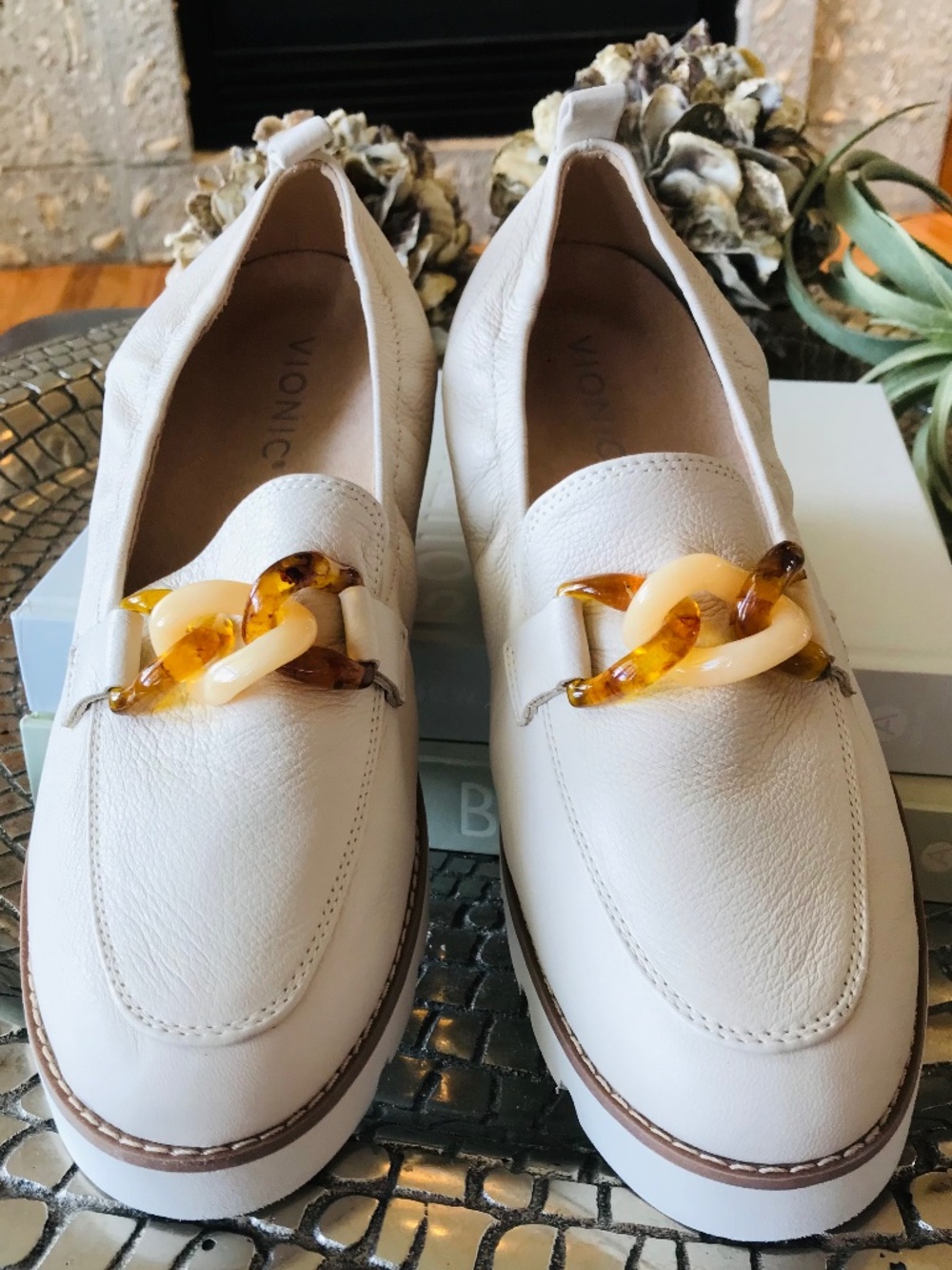 VIONIC SLIP ON  CREAM LEATHER LOAFERS ARCH SUPPORT